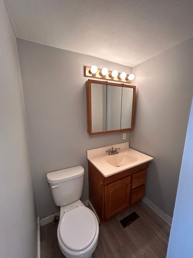 Building Photo - Fabulous 2 Bedroom Home For Rent