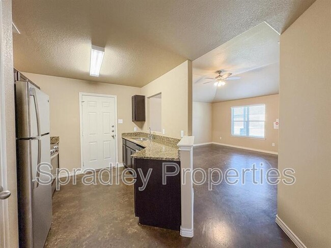 Building Photo - 1009B Llano Ct