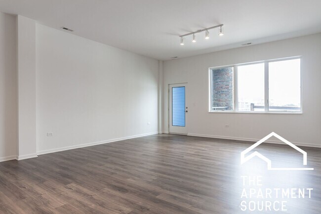 Building Photo - South Loop 3 bed 2 bath -- Updated Kitchen...