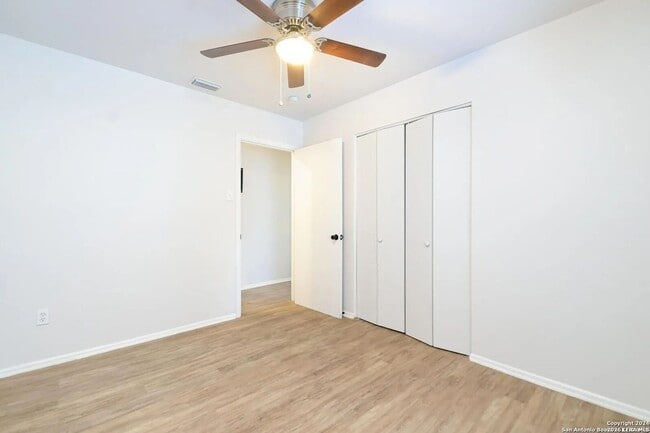 Building Photo - Modern 4-Bedroom House Near Leon Valley