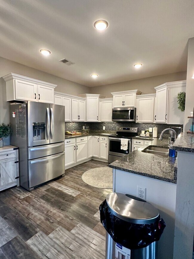 Building Photo - Pet Friendly Three Bedroom with Bonus!