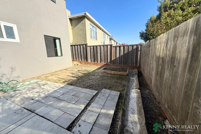 Building Photo - Bright Multi-Level 4BR Home with Two Primary Bedrooms