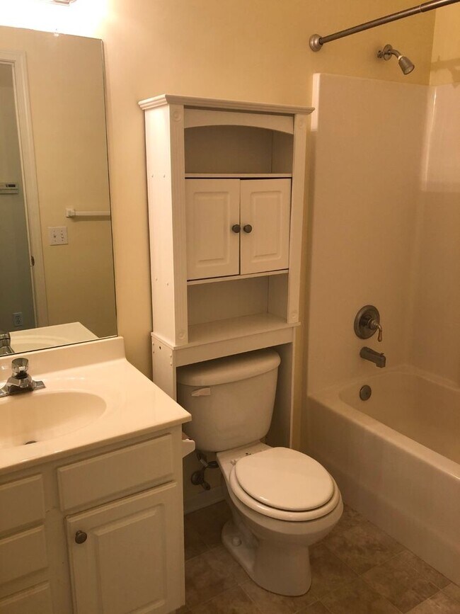 Building Photo - Great Home For Rent in Bellevue!
