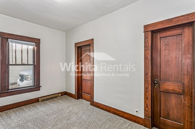 Building Photo - Newton house available for rent!