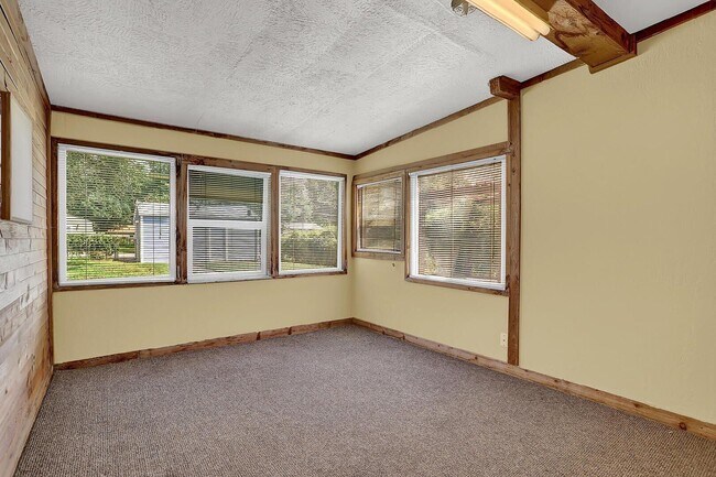 Building Photo - 623 Iowa Ave