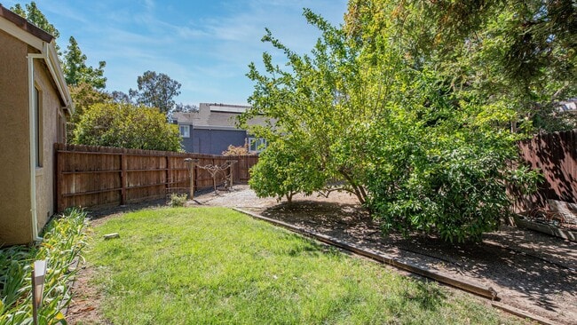 Building Photo - 4 BR/3BA Home in Laurel Creek with Park-Like Backyard!