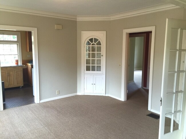 Building Photo - Beautiful 2br/1ba Upper Duplex in Desirabl...