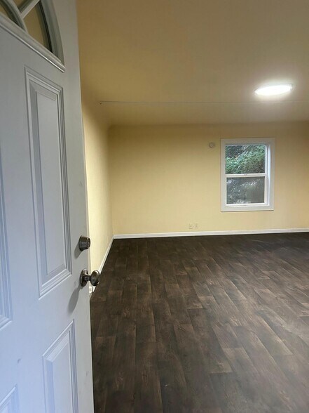 Building Photo - 3831 NW Anderson Hill Rd