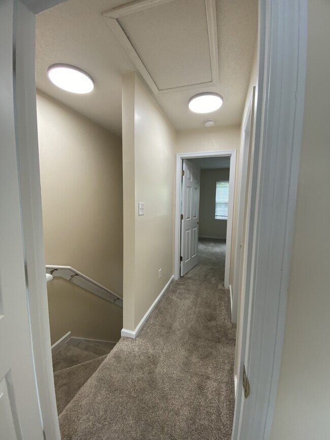 Building Photo - 350 Bracken Pl