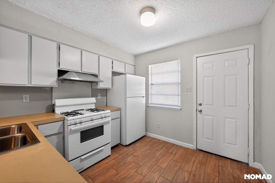 Building Photo - 1600 W Braker Ln