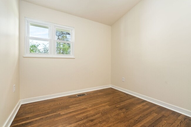 Building Photo - 720 Harper Ave