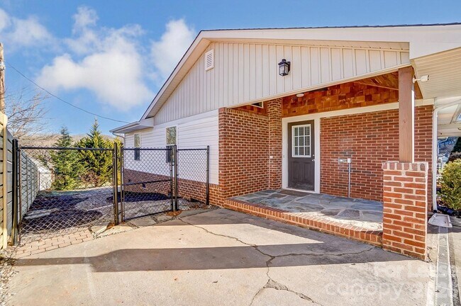 Building Photo - 10 Spruce Pine Dr