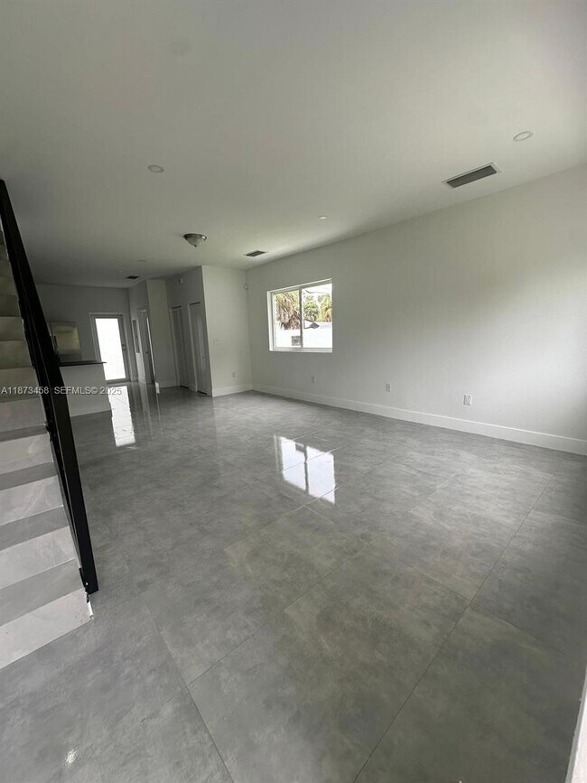 Building Photo - 723 NW 19th Ave