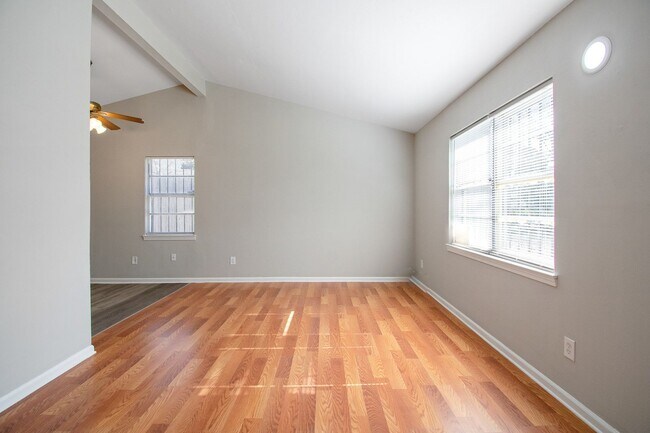 Building Photo - Renovated Rental in Westwood