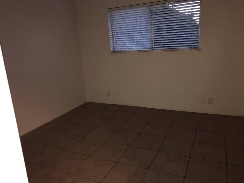 Building Photo - Maple 2