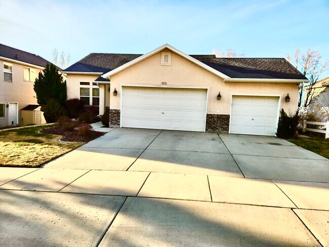 Building Photo - 113 Manilla Dr