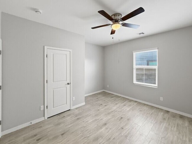 Building Photo - Home in Litchfield Park at Canyon Views! 5bd 4.5ba