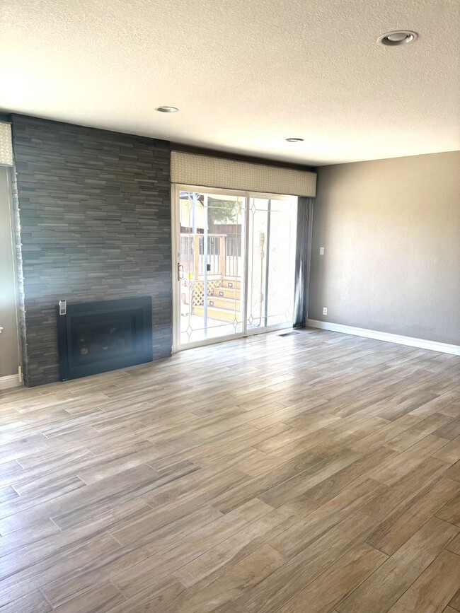 Building Photo - Stunning 4-Bedroom Home on Golf Course wit...