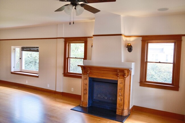 Building Photo - 6433 Crescent St