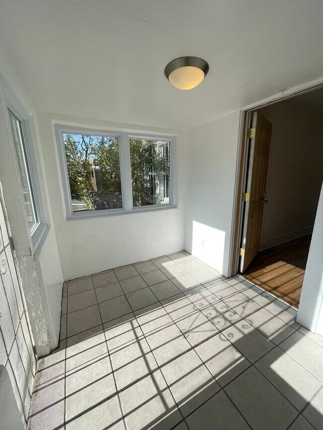 Building Photo - 407 Harvard Dr SE