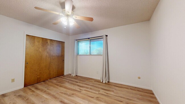 Building Photo - 827 N Armstrong Ave