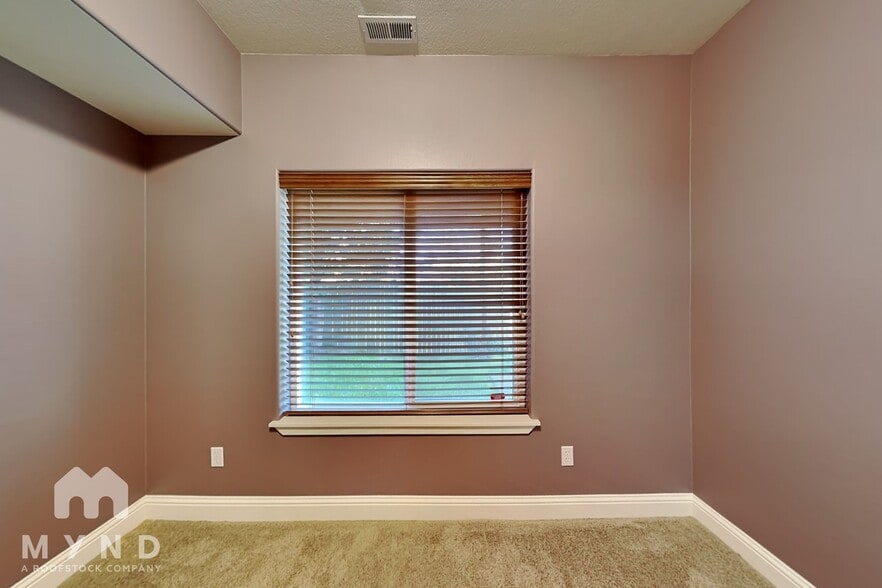 Building Photo - 18002 NE 37th St