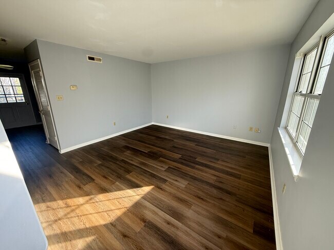 Building Photo - Vista View 6