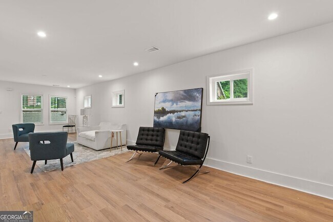 Building Photo - 636 Francis Pl NW