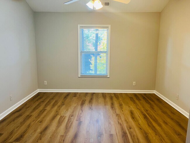 Building Photo - Wow! Check out this charming 3 bedroom 2.5...