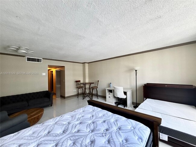 Building Photo - 999 Brickell Bay Dr