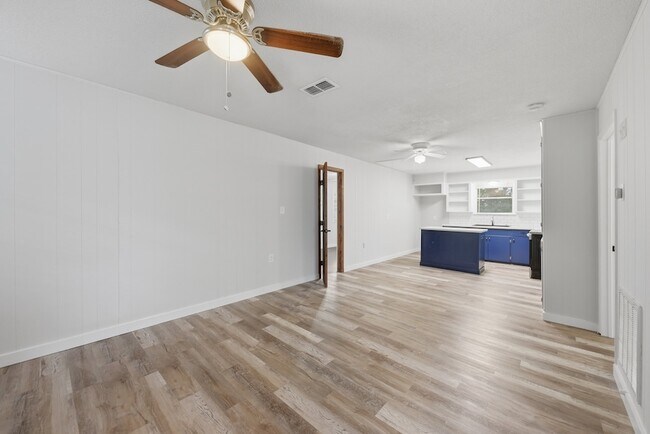 Building Photo - 9481 Lake Forest Cir