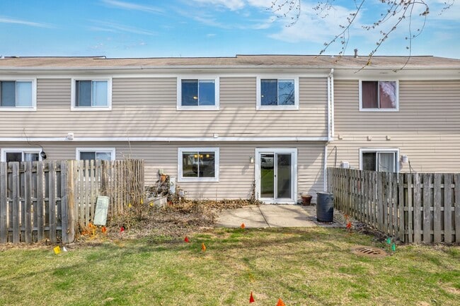 Building Photo - Carol Stream Townhome with Three Bedrooms and One Car Garage