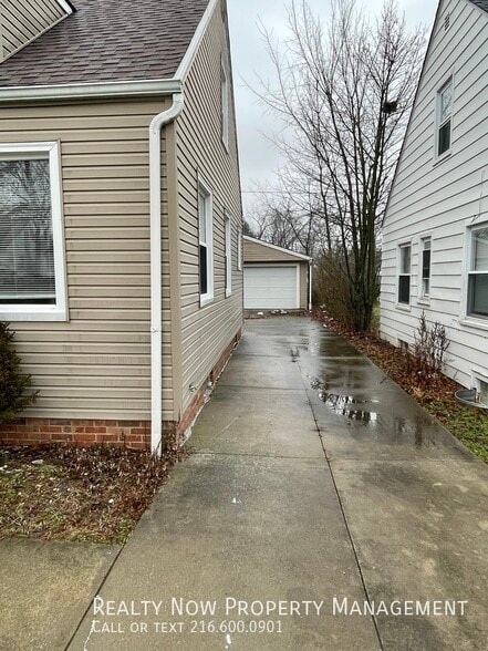 Building Photo - 5333 Hollywood Ave