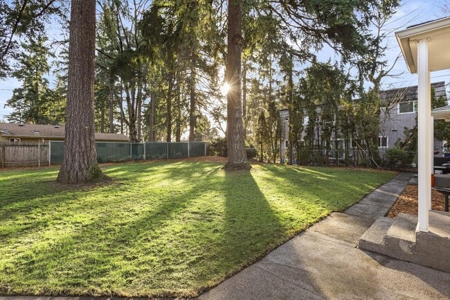 Building Photo - Spacious 2bedroom 1 bath in well maintained 4 Plex!