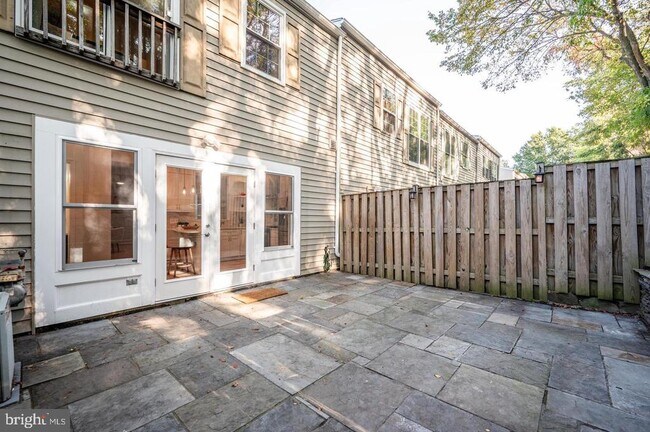 Building Photo - 122 Sanborn Pl