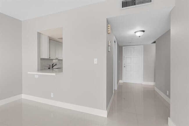 Building Photo - 3050 N Palm Aire Dr
