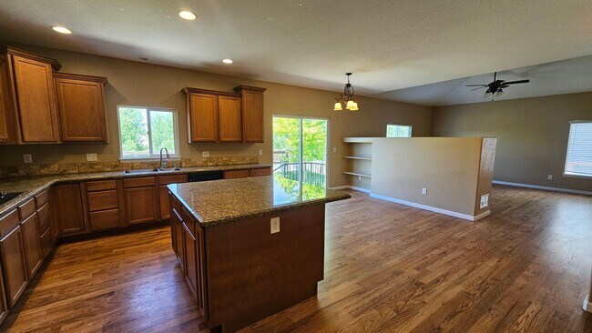 Building Photo - SPACIOUS HOME WITH FINISHED BASEMENT IN NORTH RANGE VILLAGE!