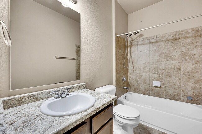 Building Photo - $2,940.95, $300.00 off the first month's rent, 6 Bedrooms, 3 Bathrooms, Single Family Home in Col...