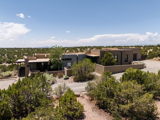 Building Photo - 875 Camino Francisca
