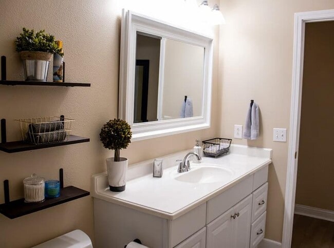 Building Photo - 14898 Dutchmans Dr