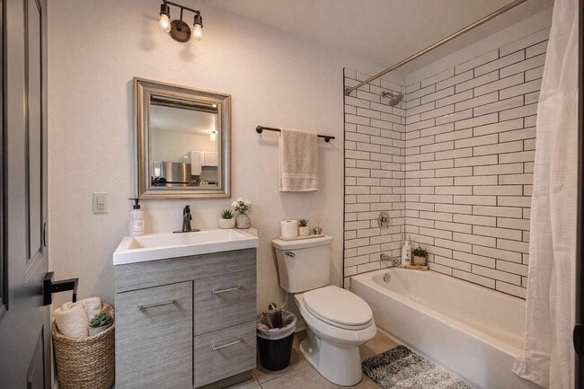 Building Photo - 1927 N Prospect Ave