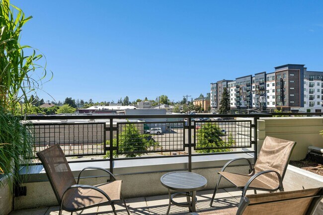 Building Photo - Roomy Townhouse in Downtown Burien, Excellent Walkable location!