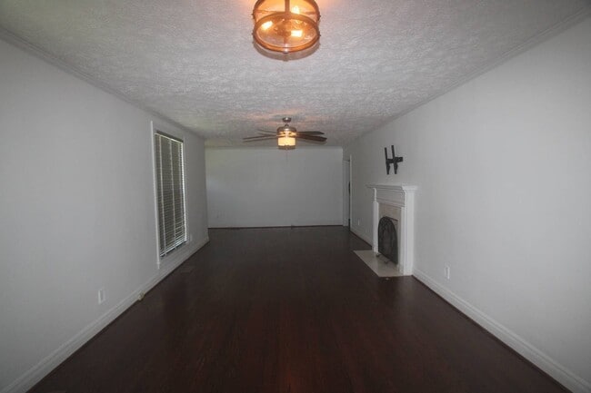 Building Photo - For Lease - 3 Bed, 1.5 Bath, 1600sqft, Sin...