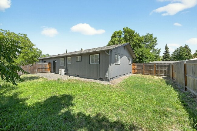 Building Photo - Modern 2-Bedroom Duplex with New Kitchen &...