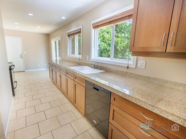 Building Photo - Beautiful 4 Bedroom Home