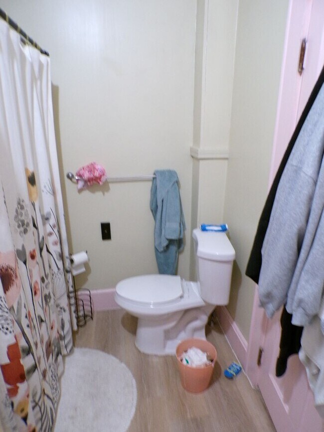 Building Photo - 38 Pine St