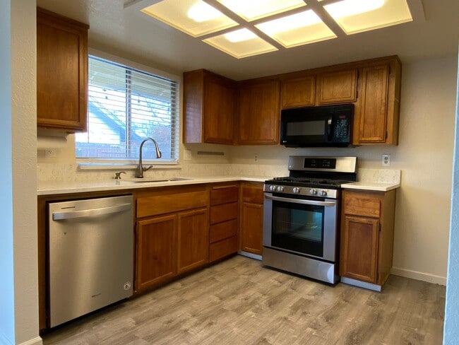 Building Photo - 6 MONTH LEASE - 3 Bedroom / 2 Bath Great C...