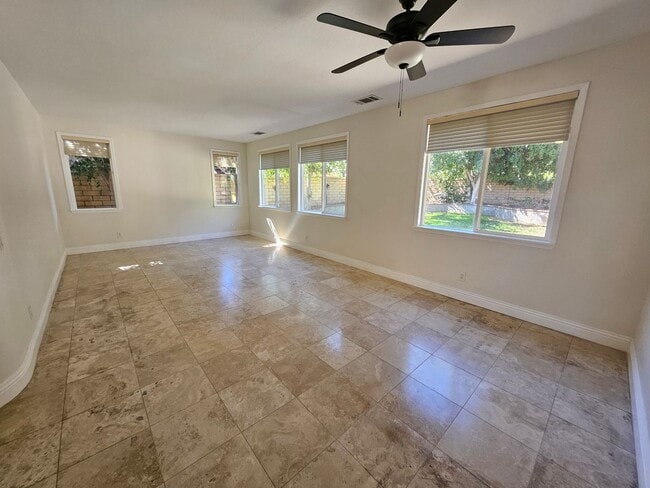 Building Photo - Executive home in South Corona!