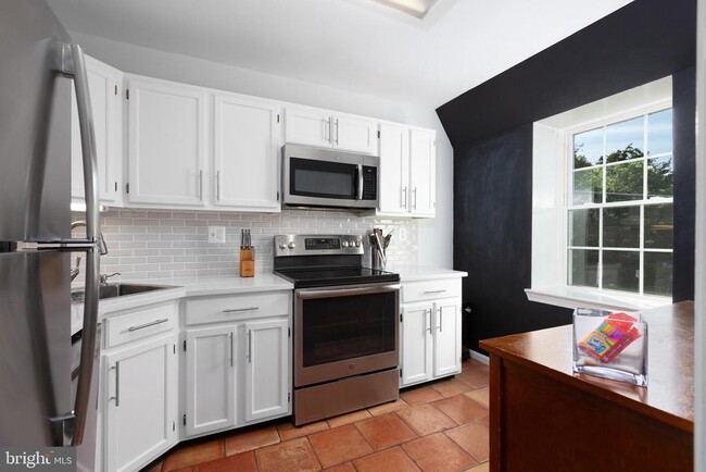 Building Photo - 1900 Key Blvd