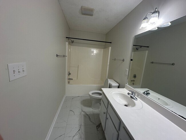 Building Photo - 3-bedroom, 3.5-bathroom nestled in Wyndhurst VA.